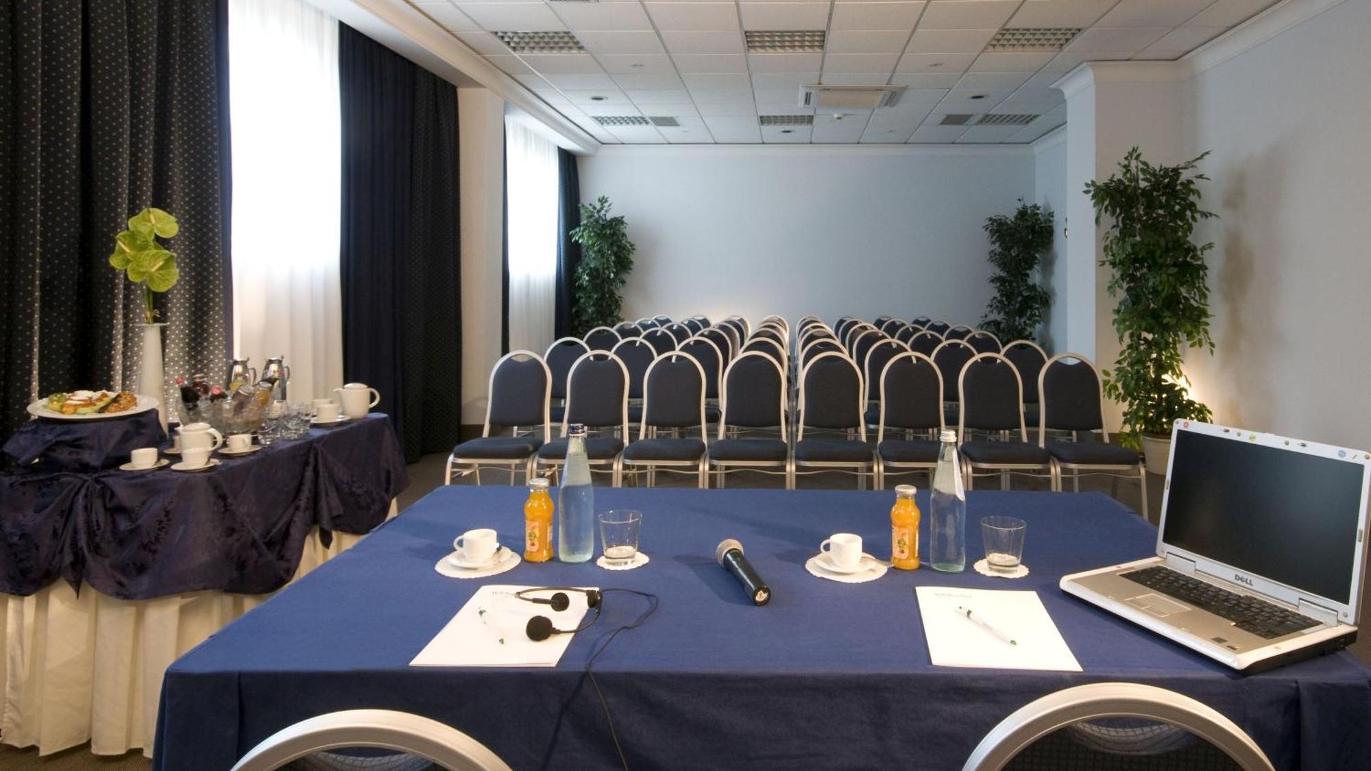 Holiday Inn Rome - Eur Parco Dei Medici By Ihg Zewnętrze zdjęcie